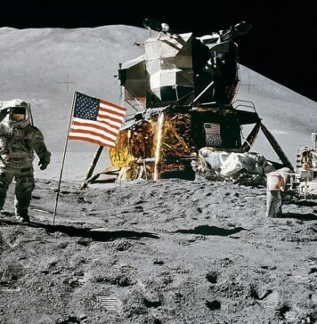 Скандал с астронавтами NASA: они продавали контрабанду, которую взяли на Луну (фото)