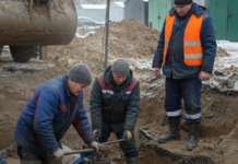 По колени в ледяной воде: как аварийщики Одессы выдерживают 24 часа на морозе, — ВИДЕО
