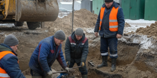 По колени в ледяной воде: как аварийщики Одессы выдерживают 24 часа на морозе, — ВИДЕО