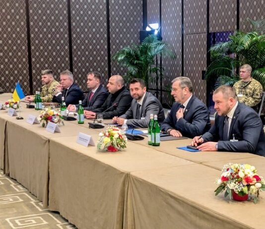 Трамп про зустріч у Женеві: Україні слід швидше сісти за стіл переговорів.