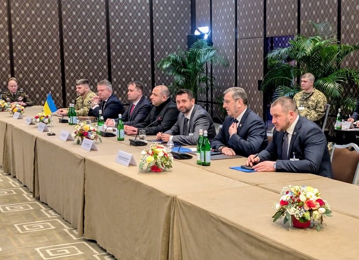 Трамп про зустріч у Женеві: Україні слід швидше сісти за стіл переговорів.