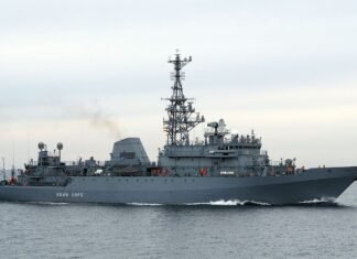 Российский корабль-разведчик со значительными повреждениями заметили в Севастополе (фото)