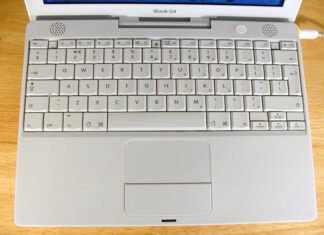 Пользователь подключил 21-летний iBook к Wi-Fi и без проблем загрузил обновления с серверов Apple