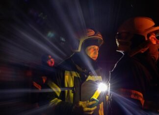 Россияне ударили дроном по Харькову: враг повредил авто, в доме выбиты окна