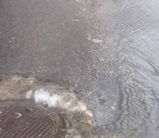 В Одессе остановили утечку канализации после жалобы горожанина, — ФОТО