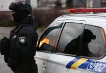 ТЦК и полиция отреагировали: в Виннице мужчину избили рядом с полицейским:(видео)