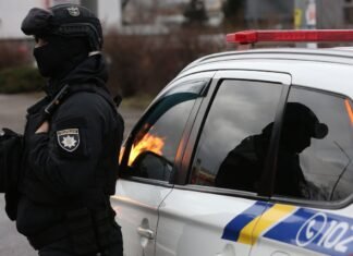 ТЦК и полиция отреагировали: в Виннице мужчину избили рядом с полицейским:(видео)