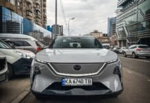 В Киеве появился недорогой электрифицированный кроссовер Mazda с запасом хода 1300 км (фото)