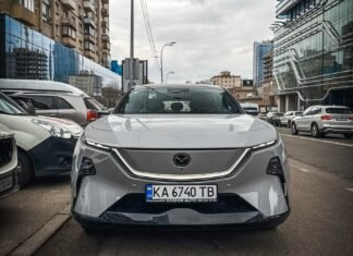 В Киеве появился недорогой электрифицированный кроссовер Mazda с запасом хода 1300 км (фото)