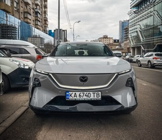 В Киеве появился недорогой электрифицированный кроссовер Mazda с запасом хода 1300 км (фото)