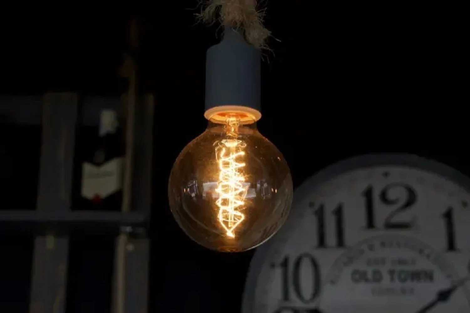 Графики отключений света в понедельник будут действовать по всей Украине, но только вечером