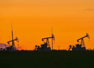 Цены на нефть могут резко вырасти в понедельник из-за новой эскалации на Ближнем Востоке