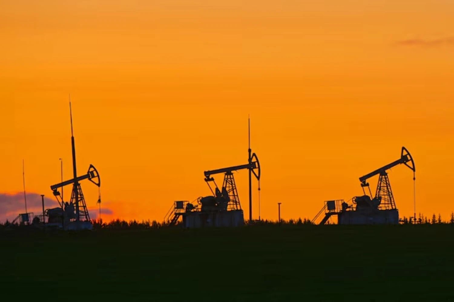 Цены на нефть могут резко вырасти в понедельник из-за новой эскалации на Ближнем Востоке