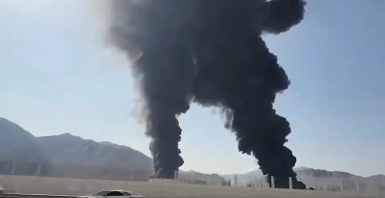 В нефтяном хабе ОАЭ в Фуджейре произошел пожар после атаки дрона