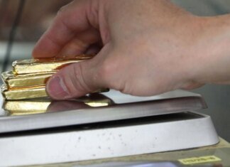 Золото стабилизировалось на фоне падения доллара и нефтяного кризиса, серебро немного выросло