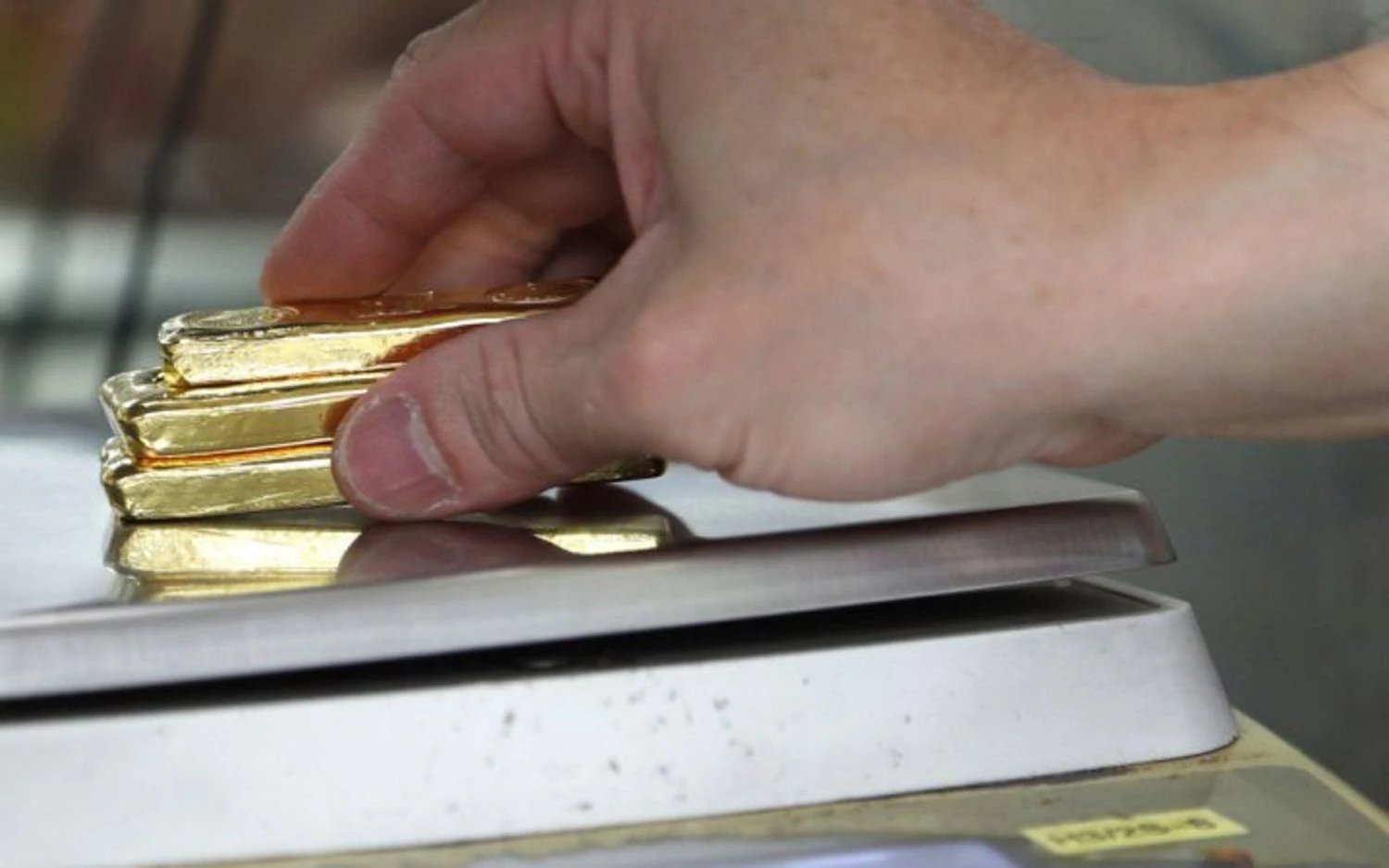 Золото стабилизировалось на фоне падения доллара и нефтяного кризиса, серебро немного выросло