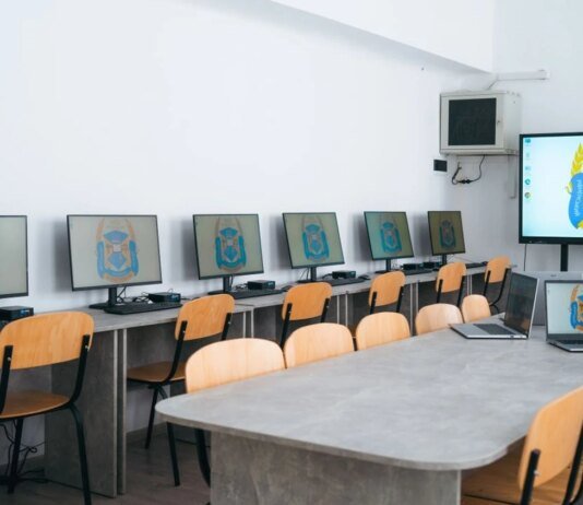 Япония передаст Украине более 7000 единиц компьютерной техники для профессиональных колледжей и школ