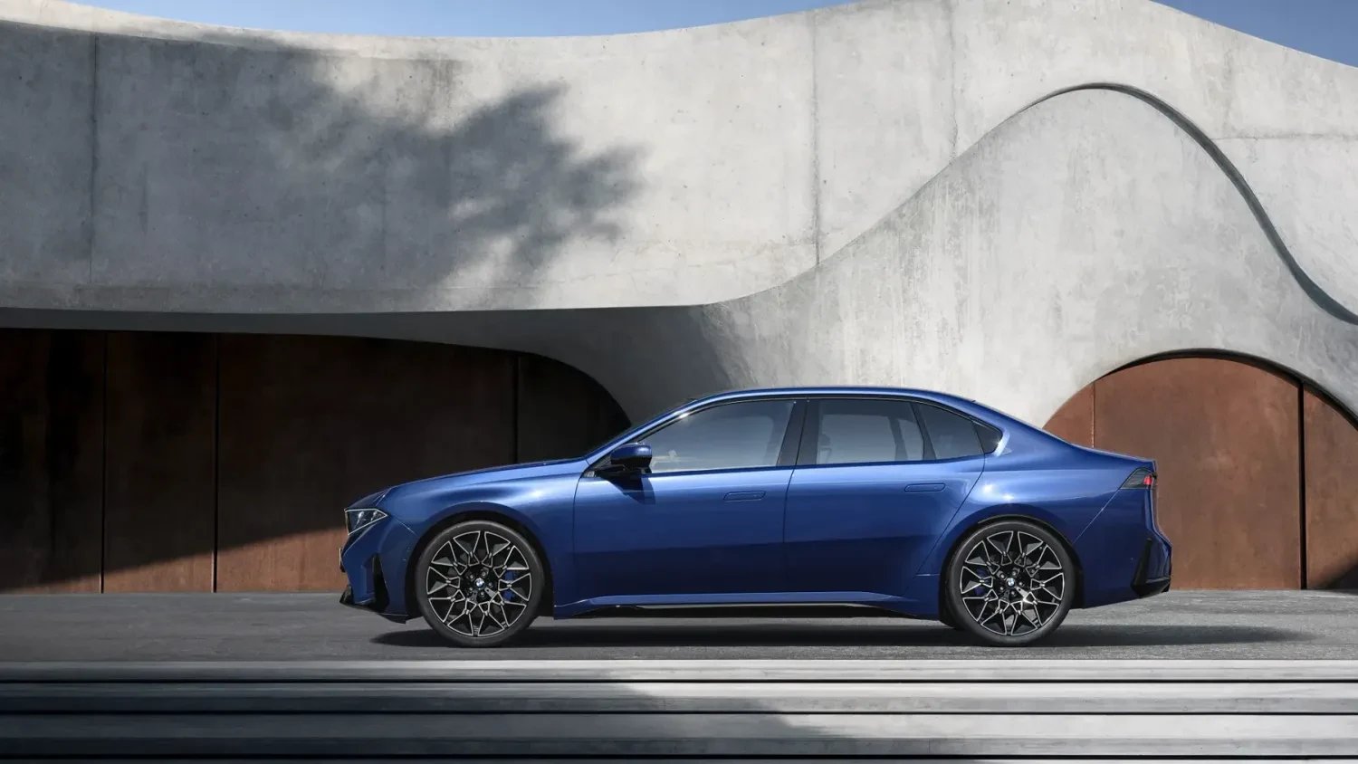 BMW воплощает самую популярную модель в электрокар i3 с запасом хода 900 км