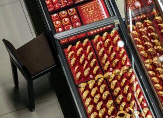 Золото резко упало и колеблется около $4500 на фоне обострения войны на Ближнем Востоке