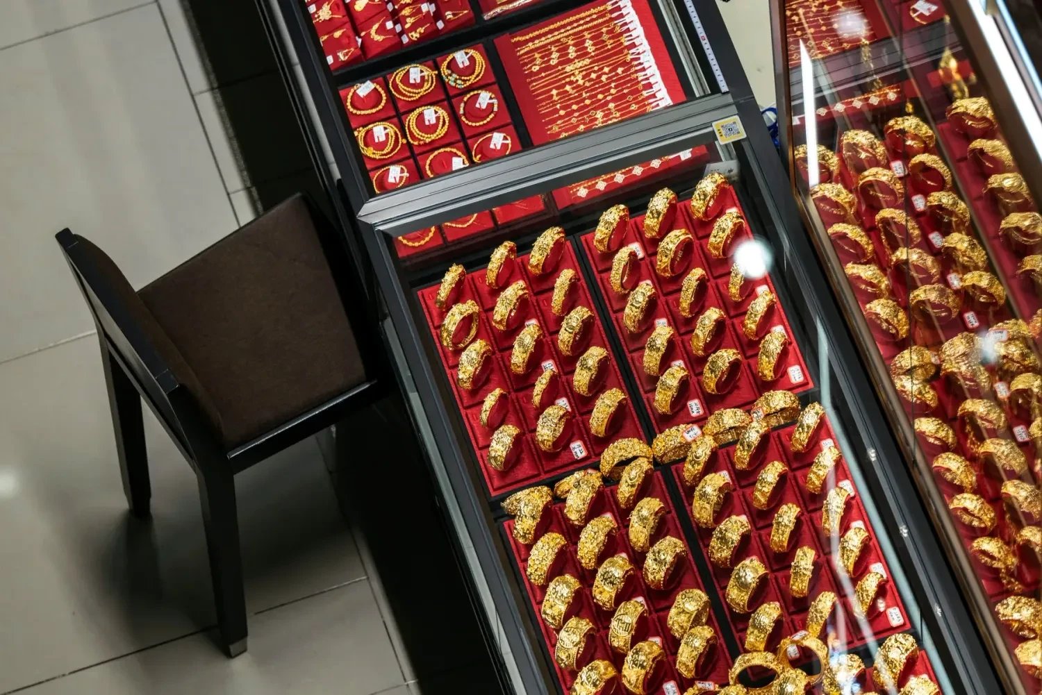 Золото резко упало и колеблется около $4500 на фоне обострения войны на Ближнем Востоке