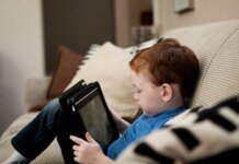 TikTok и X заявляют о своей "нейтральности" относительно запрета соцсетей для детей — СМИ