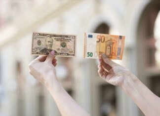 Курс валют на 31 марта: доллар и евро продолжают дешеветь после рекордов