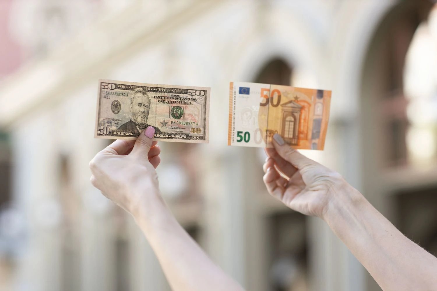 Курс валют на 31 марта: доллар и евро продолжают дешеветь после рекордов