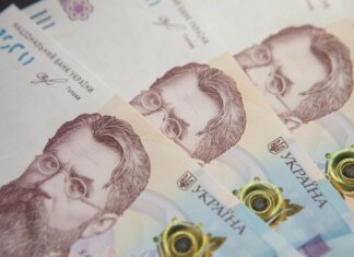 Средняя зарплата в Украине выросла на 1% за месяц: кто и где зарабатывает больше всего