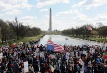 «Без королей»: в США протестуют миллионы людей, требуя у Трампа «снять корону» (видео)