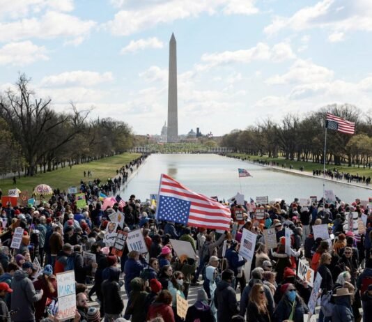 «Без королей»: в США протестуют миллионы людей, требуя у Трампа «снять корону» (видео)