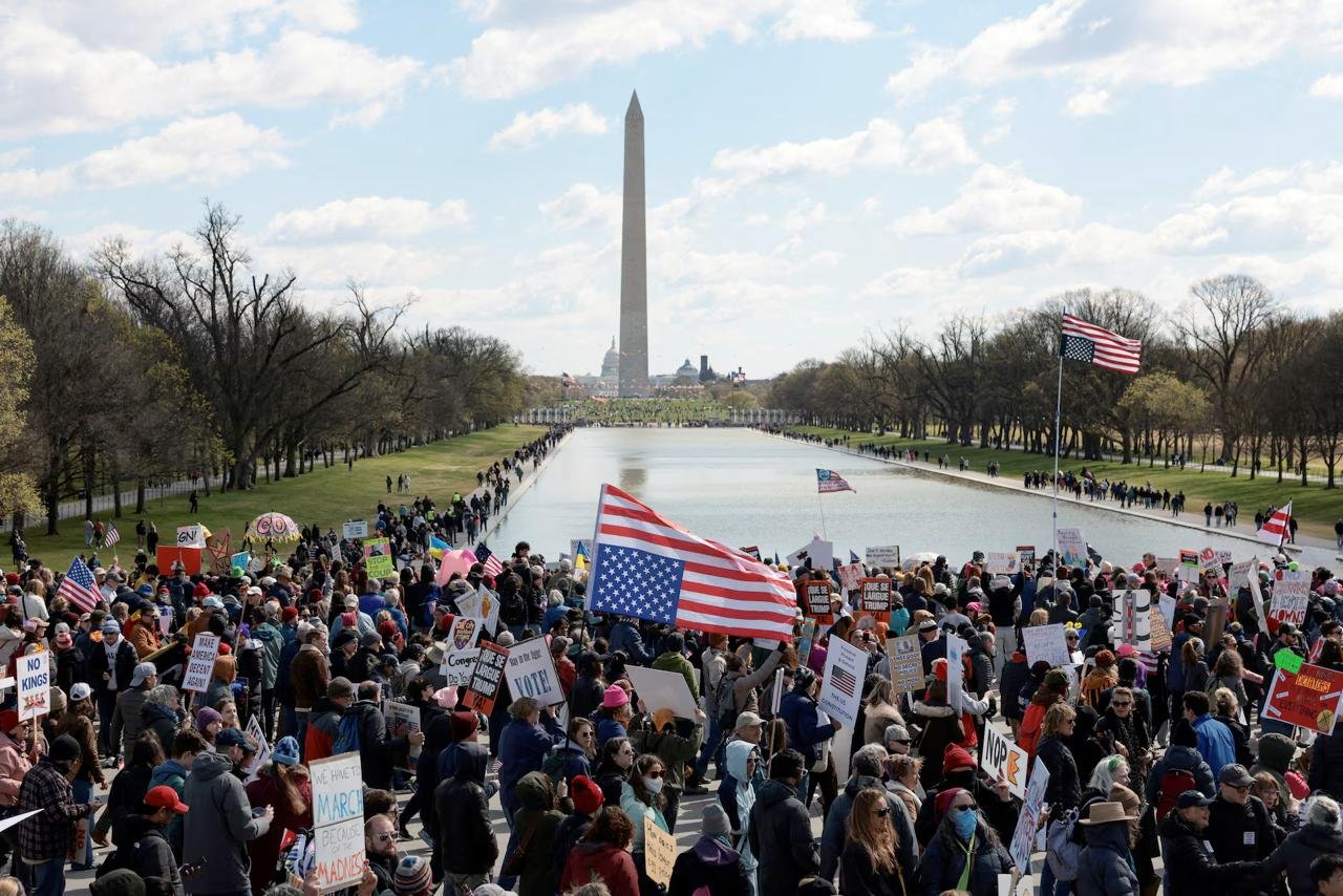 «Без королей»: в США протестуют миллионы людей, требуя у Трампа «снять корону» (видео)