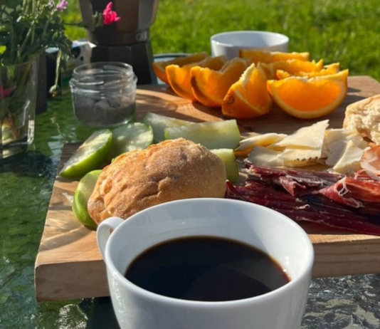 Это вам не дома: женщина показала, чем кормят детей в испанской школе (фото)