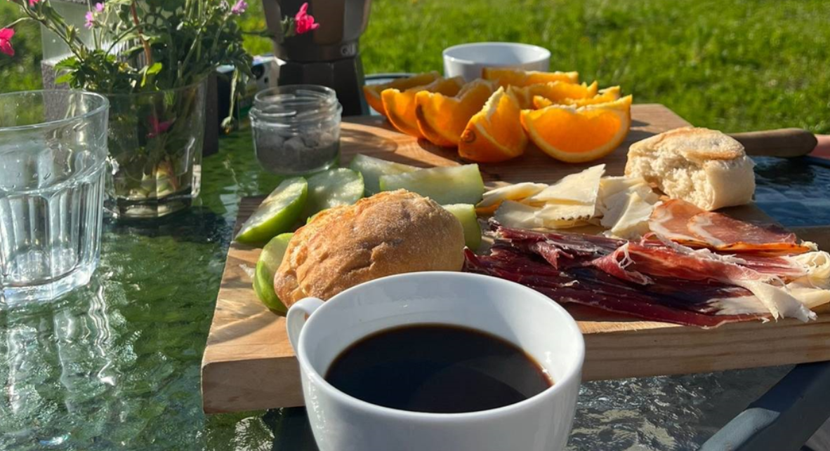 Это вам не дома: женщина показала, чем кормят детей в испанской школе (фото)