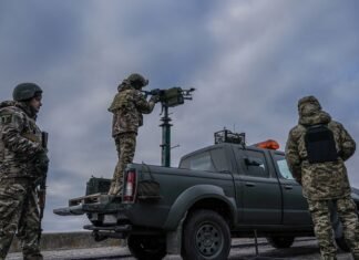 РФ тестирует новую тактику: «Шахеды» массированно атакуют днем, возможны ракеты