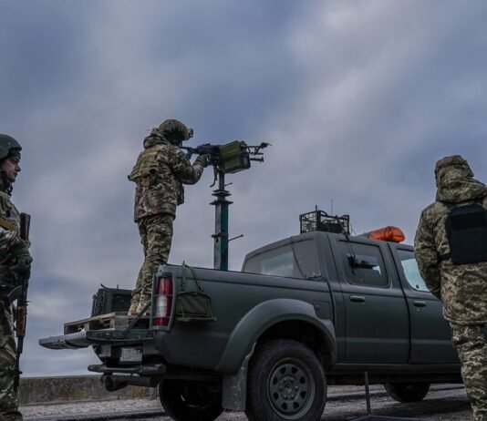 РФ тестирует новую тактику: «Шахеды» массированно атакуют днем, возможны ракеты