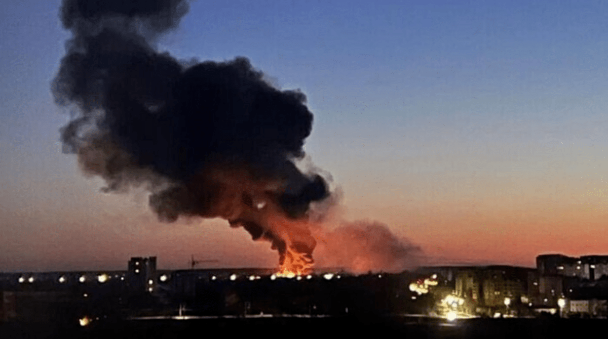 В Одессе прогремела серия взрывов: россияне запустили на город десятки «Шахедов» (видео)