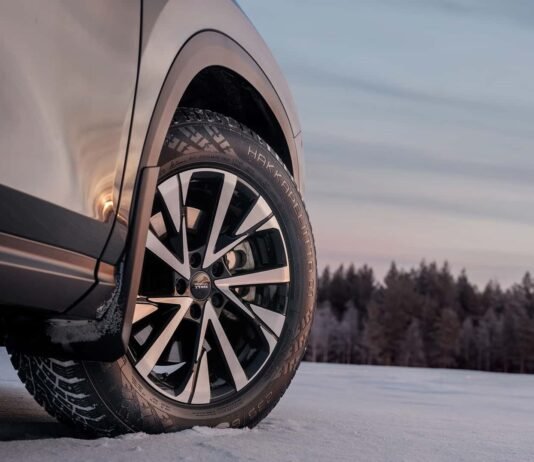 Подстраиваются под погоду: выпущены первые в мире шины с выдвижными шипами (видео)