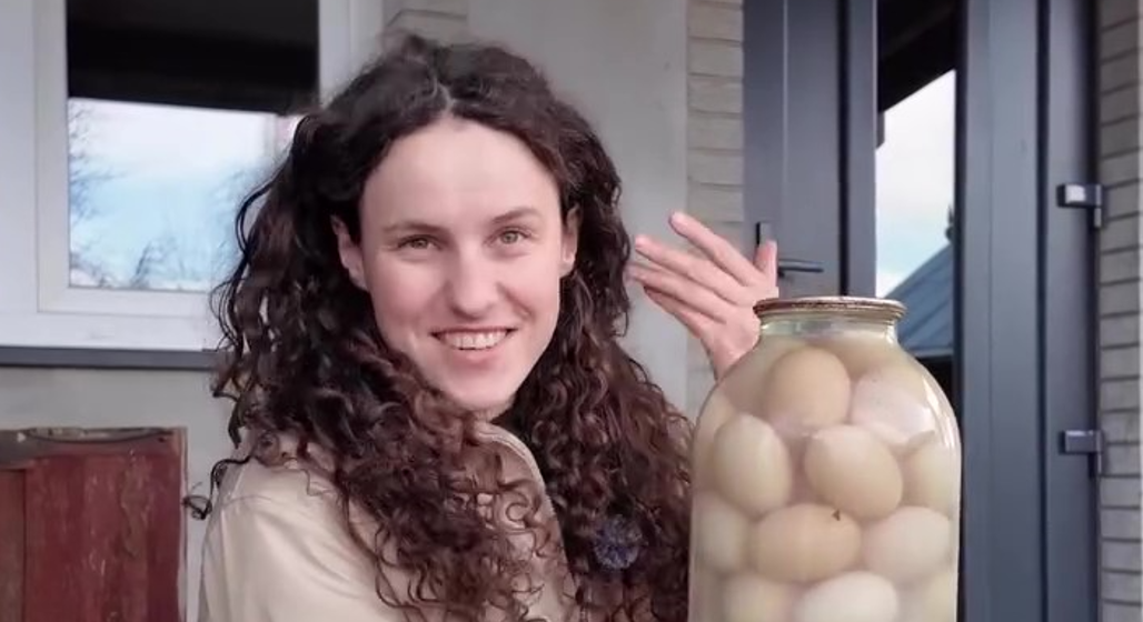 Свежие круглый год: украинка рассказала, как закатывать на зиму куриные яйца (фото)