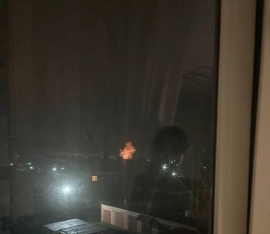 Таганрог атакуют дроны: в жилой дом прилетела ракета, — соцсети (видео)