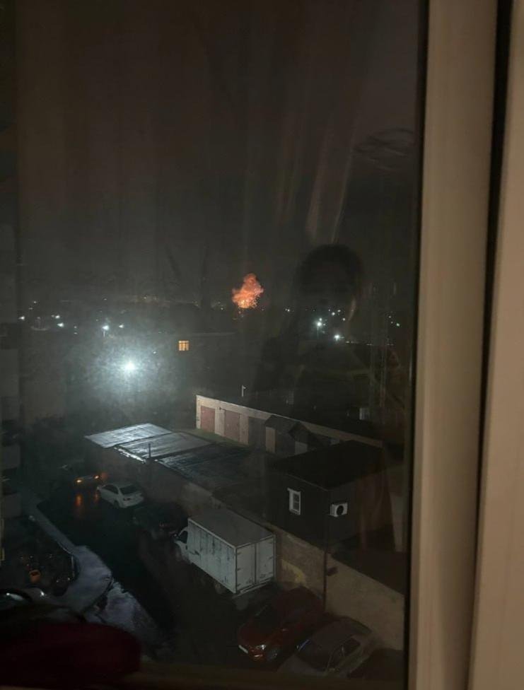 Таганрог атакуют дроны: в жилой дом прилетела ракета, — соцсети (видео)