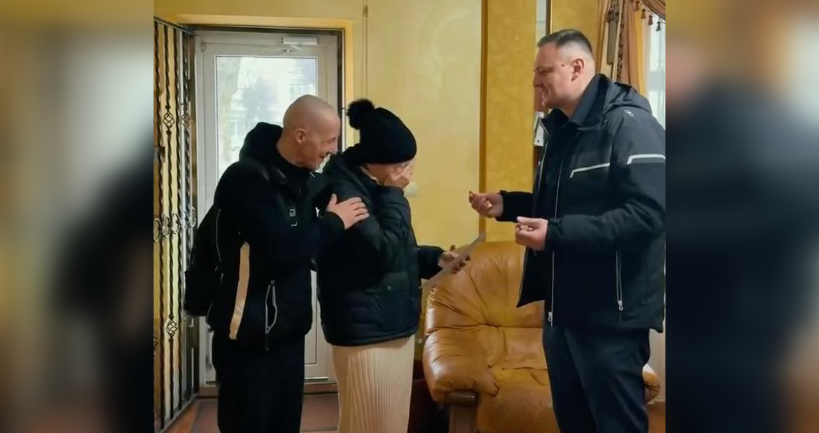 «Вы возвращаете жизнь»: «Труха Украина» купила квартиру для семьи переселенцев из Лисичанска