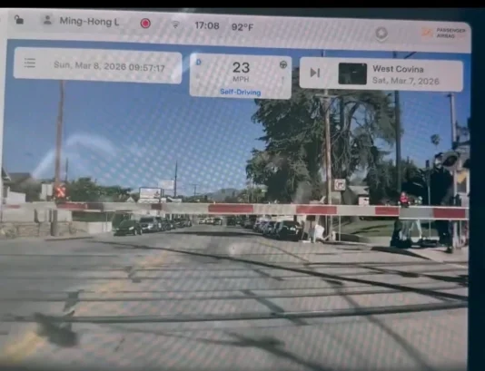 Tesla на «автопилоте» FSD протаранила шлагбаум железнодорожного переезда — видео