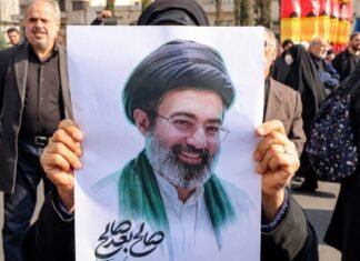 Налепили лицо на картон: инаугурацию верховного лидера Ирана провели без него (видео)