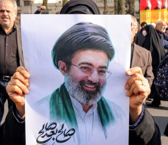 Налепили лицо на картон: инаугурацию верховного лидера Ирана провели без него (видео)