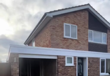 «Няня на пороге»: женщина поставила для мамы дом посреди своего участка (фото)