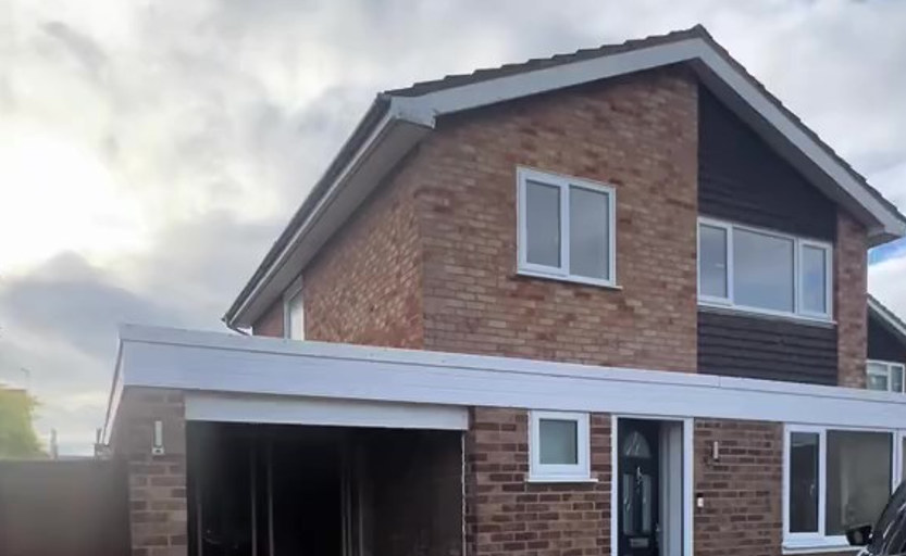 «Няня на пороге»: женщина поставила для мамы дом посреди своего участка (фото)