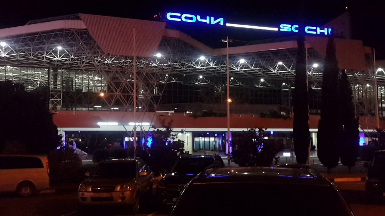 Закрыты аэропорты, раздаются взрывы: российские города-курорты оказались под атакой дронов (видео)