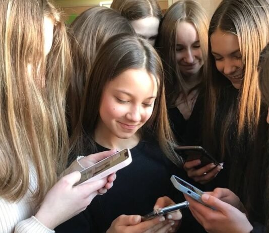 В Раде хотят запретить смартфоны на уроках в школах