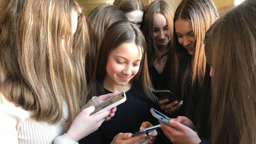 В Раде хотят запретить смартфоны на уроках в школах