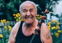 «Некому было вынести венки»: как прошли похороны Деда Толи